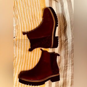 TOMS Dakota Boots Size6  Water Resistant. slightly worn in great condition!